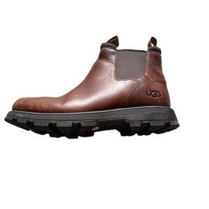 UGG HILLMONT CHELSEA Boots in good condition.